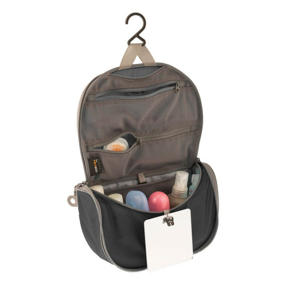 Borsa da toeletta da mare a vetta in viaggio.