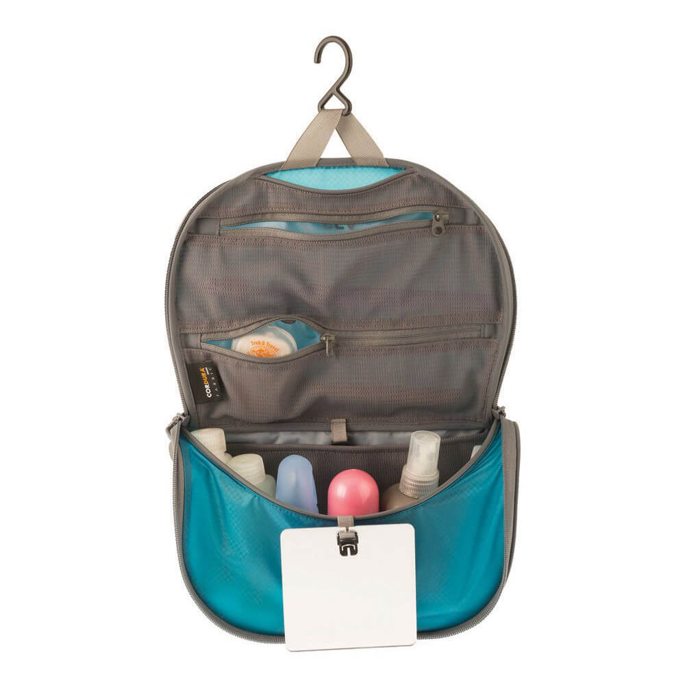 Borsa da toeletta da mare a vetta in viaggio.