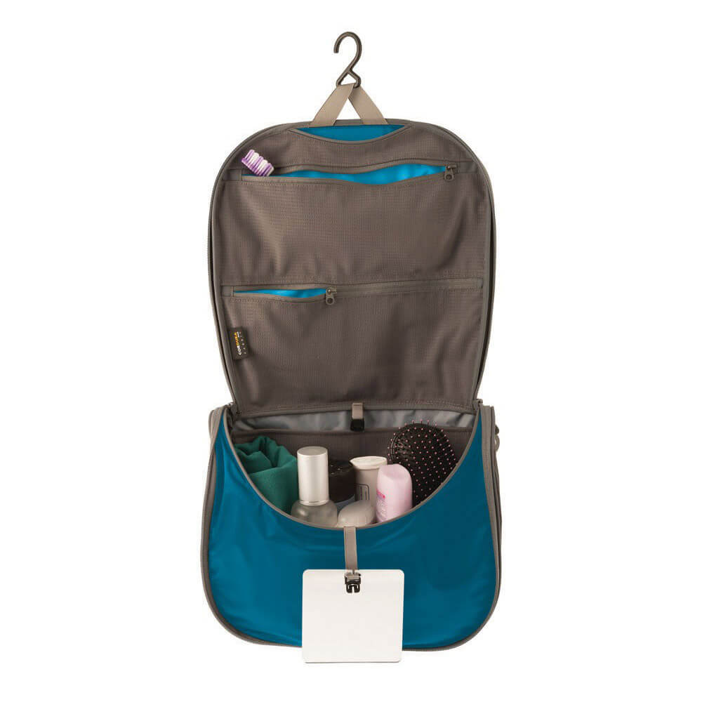 Borsa da toeletta da mare a vetta in viaggio.